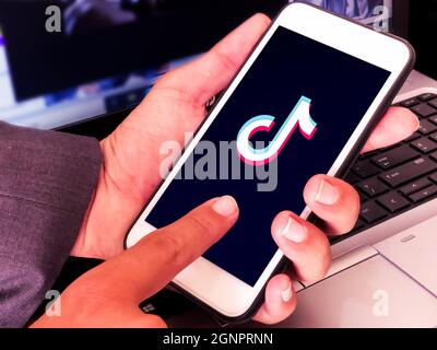 9.20.2021. California, Vereinigte Staaten. TikTok Mobile Application Editorial Concept Hintergrund mit Symbol auf dem Bildschirm. Berühmte Anwendung geöffnet Stockfoto