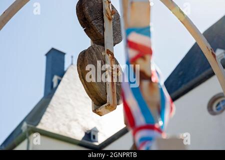 Europa, Luxemburg, Wiltz, Schlass Wolz (Schloss Wiltz), Detail der Winzendrakete für Historisches gut dekoriert mit den Farben der Luxemburger Flagge Stockfoto