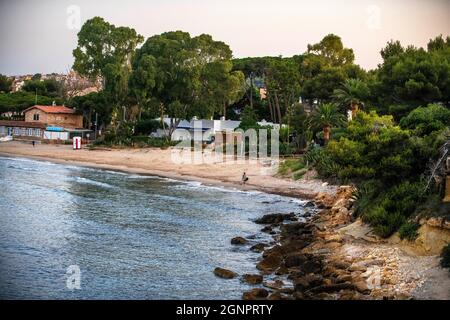 Strand von Altafulla, Tarragones Tarragon Costa Daurada, Katalonien, Spanien. Altafulla Aussichtspunkt bei Sonnenaufgang Stockfoto