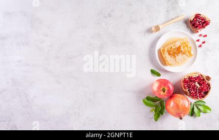 Rosh hashanah (jüdischer Neujahrsfeiertag), Konzept von traditionellen oder religiösen Symbolen auf steinernem Hintergrund. Stockfoto