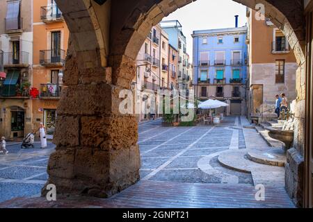 Gotische Steinarkaden in der Merceria Straße in der Nähe der Kathedrale Santa Maria, Plaza de la Seu Tarragona. Tarragona Altstadt und Stadtzentrum Tarragones Tarr Stockfoto