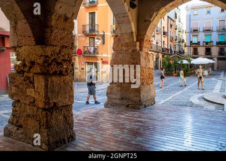 Gotische Steinarkaden in der Merceria Straße in der Nähe der Kathedrale Santa Maria, Plaza de la Seu Tarragona. Tarragona Altstadt und Stadtzentrum Tarragones Tarr Stockfoto