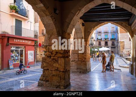 Gotische Steinarkaden in der Merceria Straße in der Nähe der Kathedrale Santa Maria, Plaza de la Seu Tarragona. Tarragona Altstadt und Stadtzentrum Tarragones Tarr Stockfoto