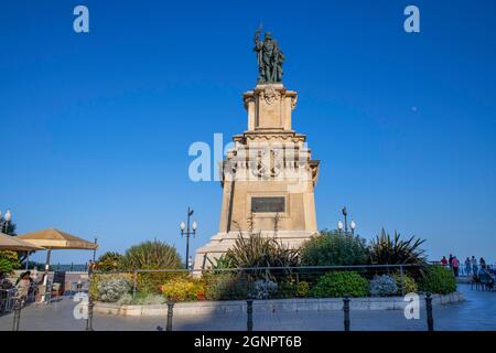 Statue von Roger de Llúria auf der Rambla Nova im alten Stadtzentrum von Tarragona. Tarragona Altstadt und Stadtzentrum Tarragones Tarragona Costa Daurada, C Stockfoto