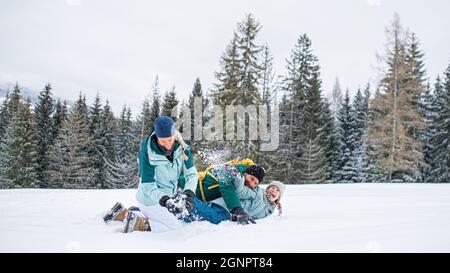 Familie mit kleiner Tochter Spaß im Freien im Winter Natur, Tatra Berge Slowakei. Stockfoto