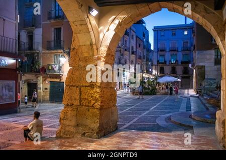 Gotische Steinarkaden in der Merceria Straße in der Nähe der Kathedrale Santa Maria, Plaza de la Seu Tarragona. Tarragona Altstadt und Stadtzentrum Tarragones Tarr Stockfoto