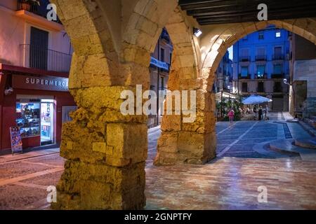 Gotische Steinarkaden in der Merceria Straße in der Nähe der Kathedrale Santa Maria, Plaza de la Seu Tarragona. Tarragona Altstadt und Stadtzentrum Tarragones Tarr Stockfoto