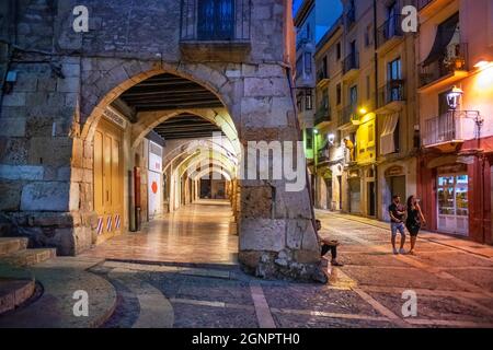 Gotische Steinarkaden in der Merceria Straße in der Nähe der Kathedrale Santa Maria, Plaza de la Seu Tarragona. Tarragona Altstadt und Stadtzentrum Tarragones Tarr Stockfoto