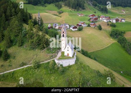 Luftaufnahme der Kirche Santa Barbara bei La Valle. Gadertal, Provinz Bozen, Südtirol, Trentino-Südtirol, Italien, Europa. Stockfoto