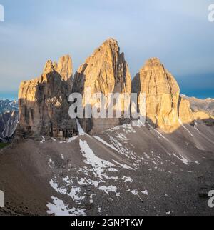 Luftaufnahme der Tre Cime di Lavaredo bei Sonnenaufgang. Misurina, Auronzo di Cadore, Provinz Belluno, Venetien, Italien, Europa. Stockfoto
