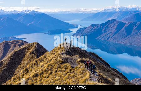 Asiatische Touristen, die am Roy's Peak Lake Wanaka New Zealand fotografieren Stockfoto