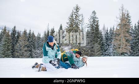 Familie mit kleiner Tochter Spaß im Freien im Winter Natur, Tatra Berge Slowakei. Stockfoto