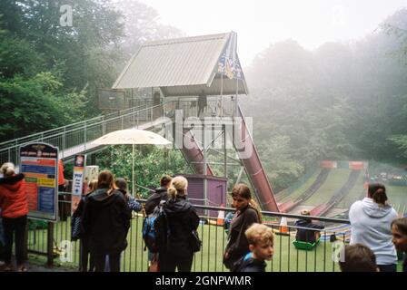 Rutschen in der arktischen Zone im Woodlands Family Theme Park, Totnes, Devon , England, Vereinigtes Königreich Stockfoto