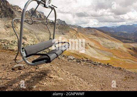 Seilbahn mit offenen Sitzen in den Bergen im Sommer. Skilift im Kaukasus in Georgien. Blick von der Spitze des Berges. Stockfoto