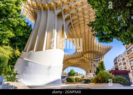 Setas de Sevilla - Holzdach mit Gehwegen auf der Spitze mit einem herrlichen Panoramablick auf die Stadt, Sevilla, Andalusien, Spanien Stockfoto