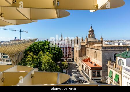 Blick auf die Verkündigungskirche und die Kathedrale von Sevilla von Setas de Sevilla - Holzdach mit Gängen auf der Spitze mit einem fantastischen Panoramablick Stockfoto