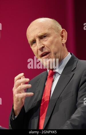 Der Schatten-Verteidigungsminister John Healey während seiner Rede auf der Konferenz der Labour Party im Brighton Center. Bilddatum: Montag, 27. September 2021. Stockfoto