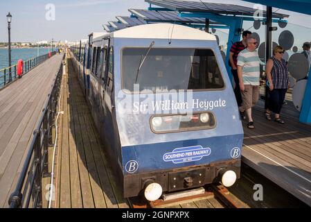 Southend Pier Railway Zug in der Station am Ende des Southend Pier in der Themse Mündung, Southend on Sea, Essex, Großbritannien. Alter Dieselmotor Stockfoto