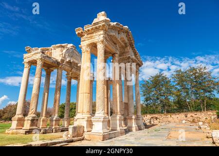 Der tetrapylon (monumentales Tor) bei einer archäologischen Stätte von Helenistic Stadt Aphrodisias in westlichen Anatolien, Türkei. Stockfoto