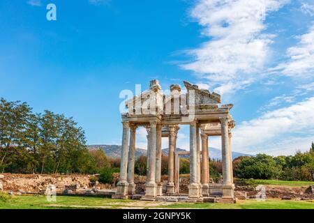 Der tetrapylon (monumentales Tor) bei einer archäologischen Stätte von Helenistic Stadt Aphrodisias in westlichen Anatolien, Türkei. Stockfoto