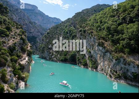 Nationalpark Grand Canyon du Verdon und türkisfarbenes Wasser der Berge See Sainte Croix und Verdon Fluss, Urlaub in Frankreich im Sommer Stockfoto