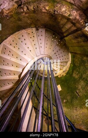 Alte Wendeltreppe zu tiefen und langen unterirdischen Höhlen, die Champagner Sekt aus chardonnay und Pinor Noir Trauben in Reims, Champagne, F Stockfoto