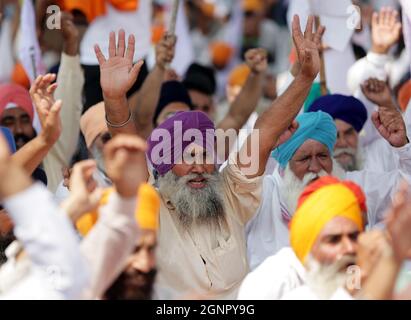 (210927) -- AMRITSAR, 27. September 2021 (Xinhua) -- Menschen rufen aus Protest gegen die drei umstrittenen Agrargesetze im Bezirk Amritsar im nördlichen indischen Bundesstaat Punjab, 27. September 2021. (Str/Xinhua) Stockfoto