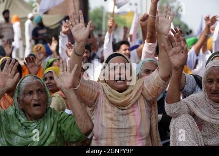 (210927) -- AMRITSAR, 27. September 2021 (Xinhua) -- Menschen rufen aus Protest gegen die drei umstrittenen Agrargesetze im Bezirk Amritsar im nördlichen indischen Bundesstaat Punjab, 27. September 2021. (Str/Xinhua) Stockfoto