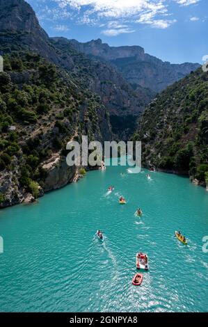 Nationalpark Grand Canyon du Verdon und türkisfarbenes Wasser der Berge See Sainte Croix und Verdon Fluss, Urlaub in Frankreich im Sommer Stockfoto