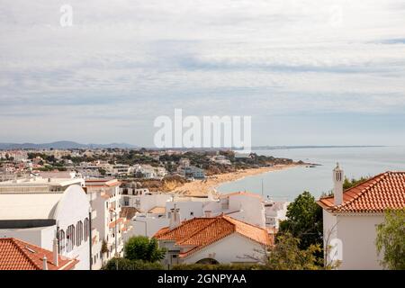 ALBUFEIRA, Portugal, - SEP 16, 2020. Blick über die Dächer von Albufeira auf den Strand von Albufeira (Praia do Peneco) im Süden Portugals. Ein beliebtes T Stockfoto