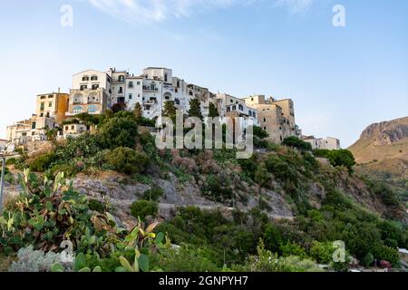 Blick auf den alten Teil von Sperlonga, alte italienische Stadt in der Provinz Latina am Tyrrhenischen Meer, Touristen Urlaubsziel bei Sonnenaufgang Stockfoto