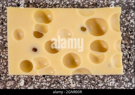 Käsesammlung, halbharter französischer Käse emmentaler mit runden Löchern aus Kuhmilch aus der Nähe Stockfoto