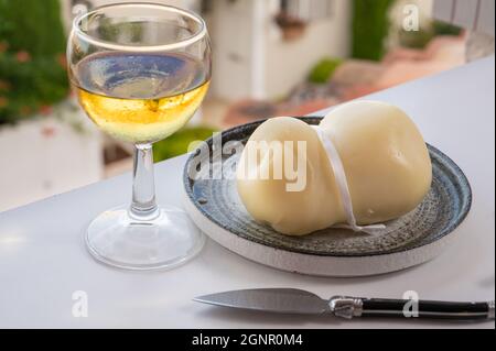 Käsesammlung, halbharter französischer Blauschimmelkäse roquefort aus Roquefort-sur-Soulzon, Frankreich, serviert mit süßem kalten französischen Weißwein, aus nächster Nähe Stockfoto