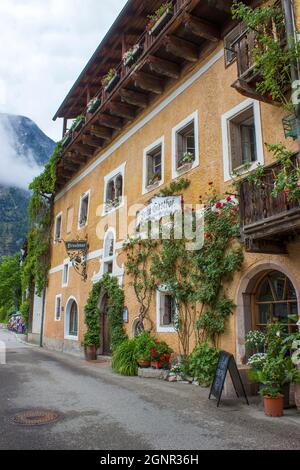 Hallstatt: 11. Juni 2021; Straße im berühmten Hallstätter Bergdorf mit Hallstatter See Stockfoto