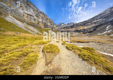 Strecke in Ordesa Valley Canyon Anfang April. Dies ist ein klassischer Spaziergang in den spanischen Pyrenäen. Huesca, Aragon, Spanien. Stockfoto