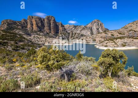 Blick auf die Klifen am Embalse de Vadiello Reservoir in den spanischen Pyrenäen in der Nähe von Huesca, Spanien Stockfoto