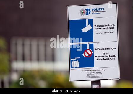 Düsseldorf, Deutschland. September 2021. Ein Schild weist auf die Videoüberwachung hin. Die Polizei hat die Zahl der Überwachungskameras im öffentlichen Raum in der Düsseldorfer Altstadt von 10 auf 14 erhöht. Sie sollen mehr Sicherheit bieten. Die vier neuen Kameras wurden laut Polizei an den Standorten Grabbeplatz, Marktplatz/Bolkerstraße und Mertensgasse installiert. Quelle: Federico Gambarini/dpa/Alamy Live News Stockfoto