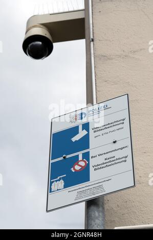 Düsseldorf, Deutschland. September 2021. Ein Schild weist auf die Videoüberwachung in der Altstadt hin. Die Polizei hat die Zahl der Überwachungskameras im öffentlichen Raum in der Düsseldorfer Altstadt von 10 auf 14 erhöht. Sie sollen mehr Sicherheit bieten. Die vier neuen Kameras wurden, wie die Polizei mitteilte, an den Standorten Grabbeplatz, Marktplatz/Bolkerstraße sowie in der Mertensgasse installiert. Quelle: Federico Gambarini/dpa/Alamy Live News Stockfoto