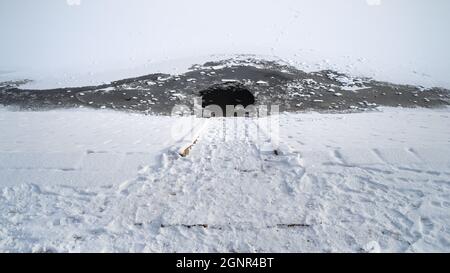 Blick auf das Wasserloch im gefrorenen See. Stockfoto