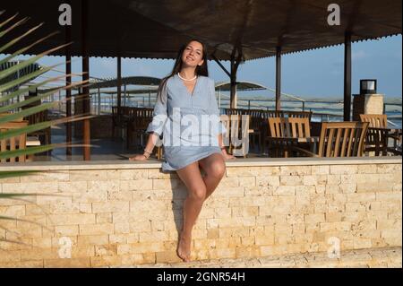 Junge Frau, die sich in der Sonne sonnt. Stockfoto