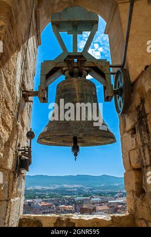 Glocke der alten Kirche Santa Maria in Montblanc Medieval. Die alte, von Mauern umgebene mittelalterliche Stadt Montblanc Conca de Barbera Tarragona, Katalonien, Spai Stockfoto