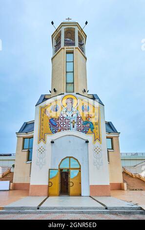 Die Fassade der modernen Nikolaikirche, die mit Mosaiken verziert ist und den Nikolaus vor dem vergoldeten Hintergrund darstellt, befindet sich im Hafen von Odessa, Ukraine Stockfoto