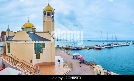 Panorama des Hafens von Odessa mit der St. Nicholkkirche und den Yachten und Booten, die auf der Werft in Odessa, Ukraine, festgemacht sind Stockfoto