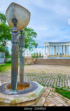 ODESSA, UKRAINE - 18. Juni 2021: Der Tag- und Nachtbrunnen von Michail Reva im Hof des Voronzow-Palastes, am 18. Juni in Odessa Stockfoto