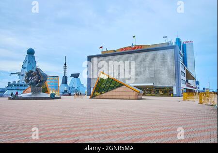 ODESSA, UKRAINE - 18. Juni 2021: Der Platz vor dem Passagierterminal und die Skulptur Goldenes Kind von Ernst Neizvestny, am 18. Juni in Odess Stockfoto