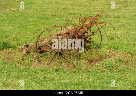 ÅNA-SIRA, NORWEGEN - SEPTEMBER 08. Antike landwirtschaftliche Vintage Heumäher Farm Ausrüstung in großen Feld. Stockfoto