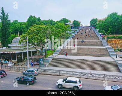 ODESSA, UKRAINE - 19. Juni 2021: Die berühmte Potemkin-Treppe, die den Primorsky Boulevard mit dem Hafen von Odessa verbindet, am 19. Juni in Odessa Stockfoto