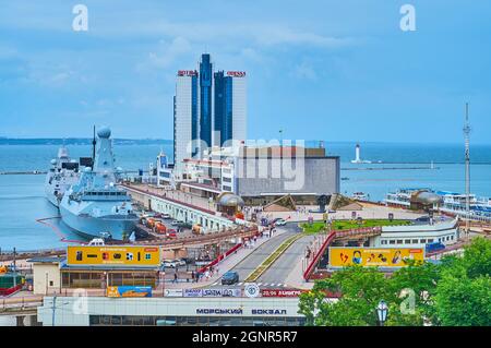 ODESSA, UKRAINE - 18. Juni 2021: Die Schwarzmeerküste und der Hafen von Odessa mit festfahrenden NATO-Kriegsschiffen, am 18. Juni in Odessa Stockfoto