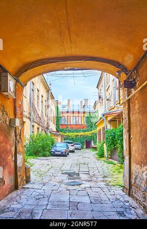 Eintritt in den alten Hof durch den Bogenpass, Odessa, Ukraine Stockfoto