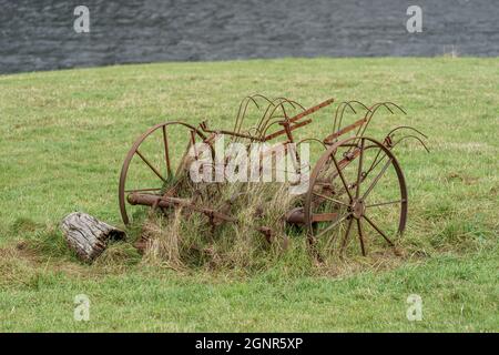 ÅNA-SIRA, NORWEGEN - SEPTEMBER 08. Antike landwirtschaftliche Vintage Heumäher Farm Ausrüstung in großen Feld. Stockfoto